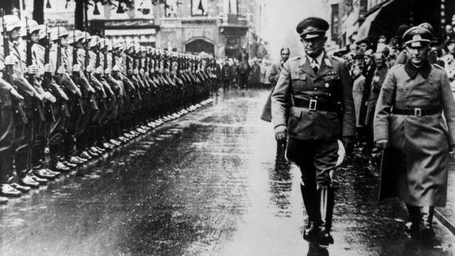 1940: Generaal Friedrich Christiansen, de Duitse militaire opperbevelhebber in Nederland, inspecteert zijn troepen in Den Haag.