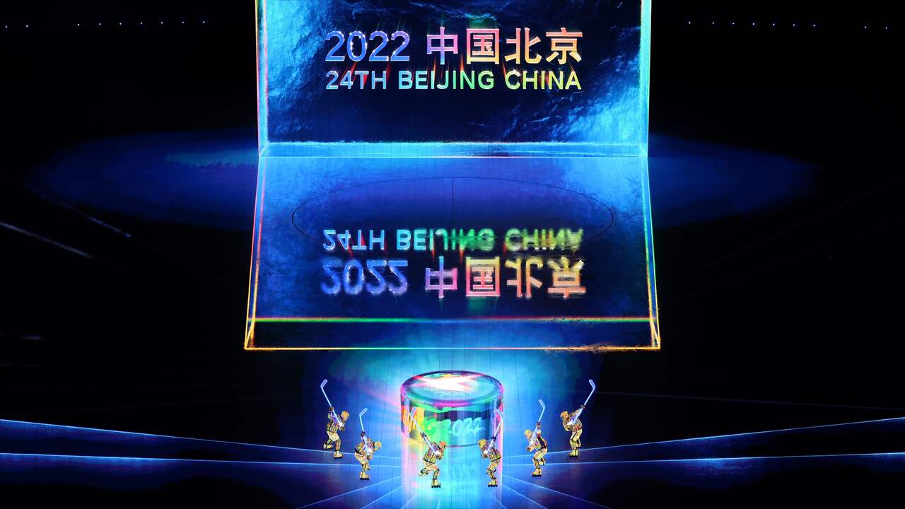 De Chinese regisseur Zhang Yimou zorgde met behulp van verschillende soorten licht voor artistieke scènes, waaronder deze ijshockeyers met puck.