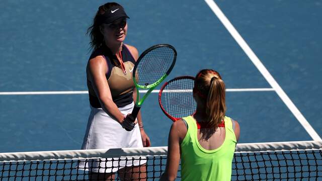 Elina Svitolina (achtergrond) wordt na haar zege gefeliciteerd door Marie Bouzková.