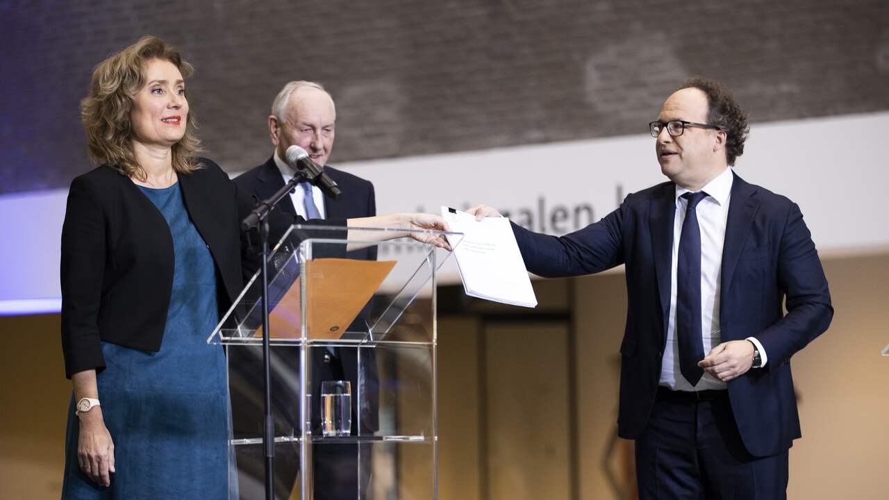 Beeld uit video: Informateurs overhandigen regeerakkoord aan Tweede Kamervoorzitter