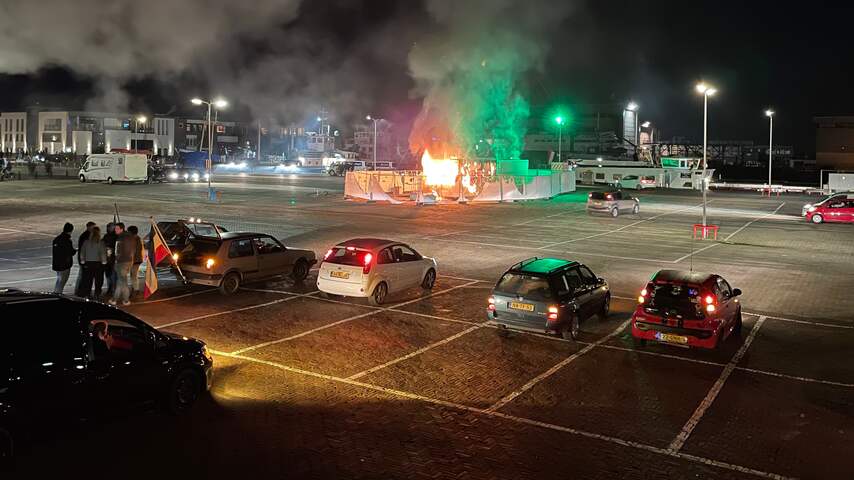 Meerdere protesten tegen avondklok, noodbevel op Urk na brand in teststraat
