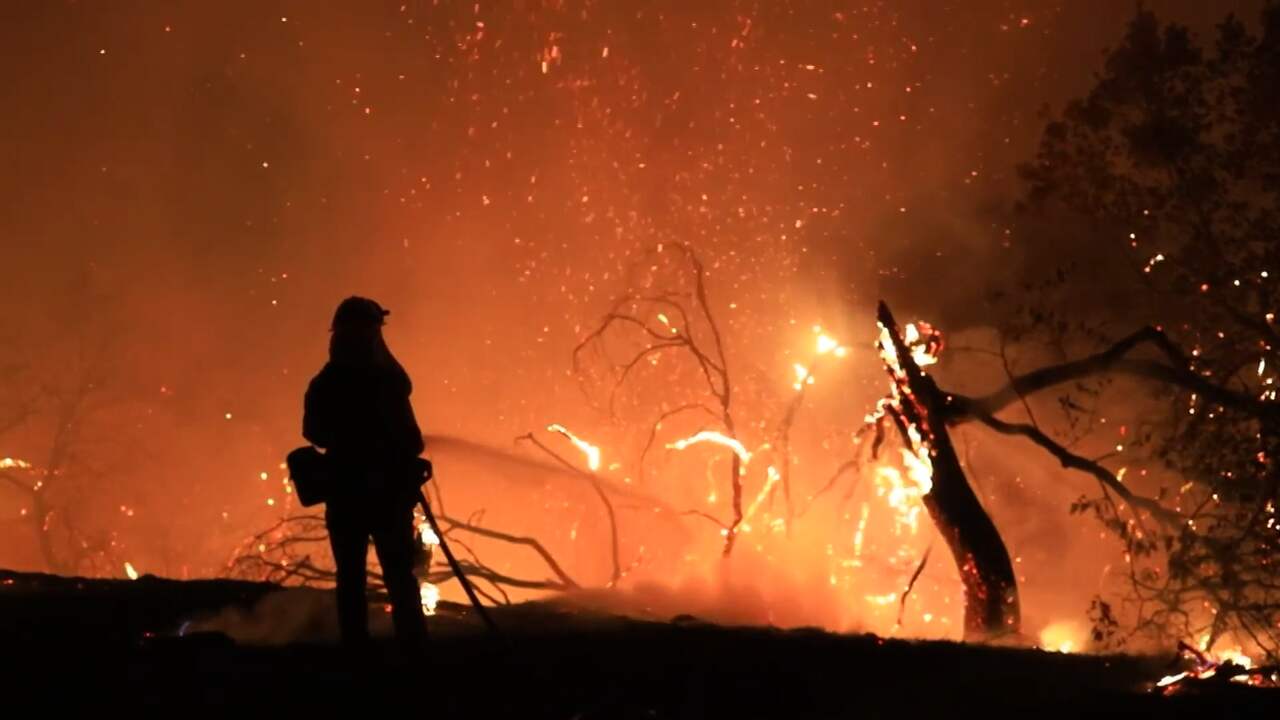 Beeld uit video: Brandweer filmt gigabrand in Californië van dichtbij