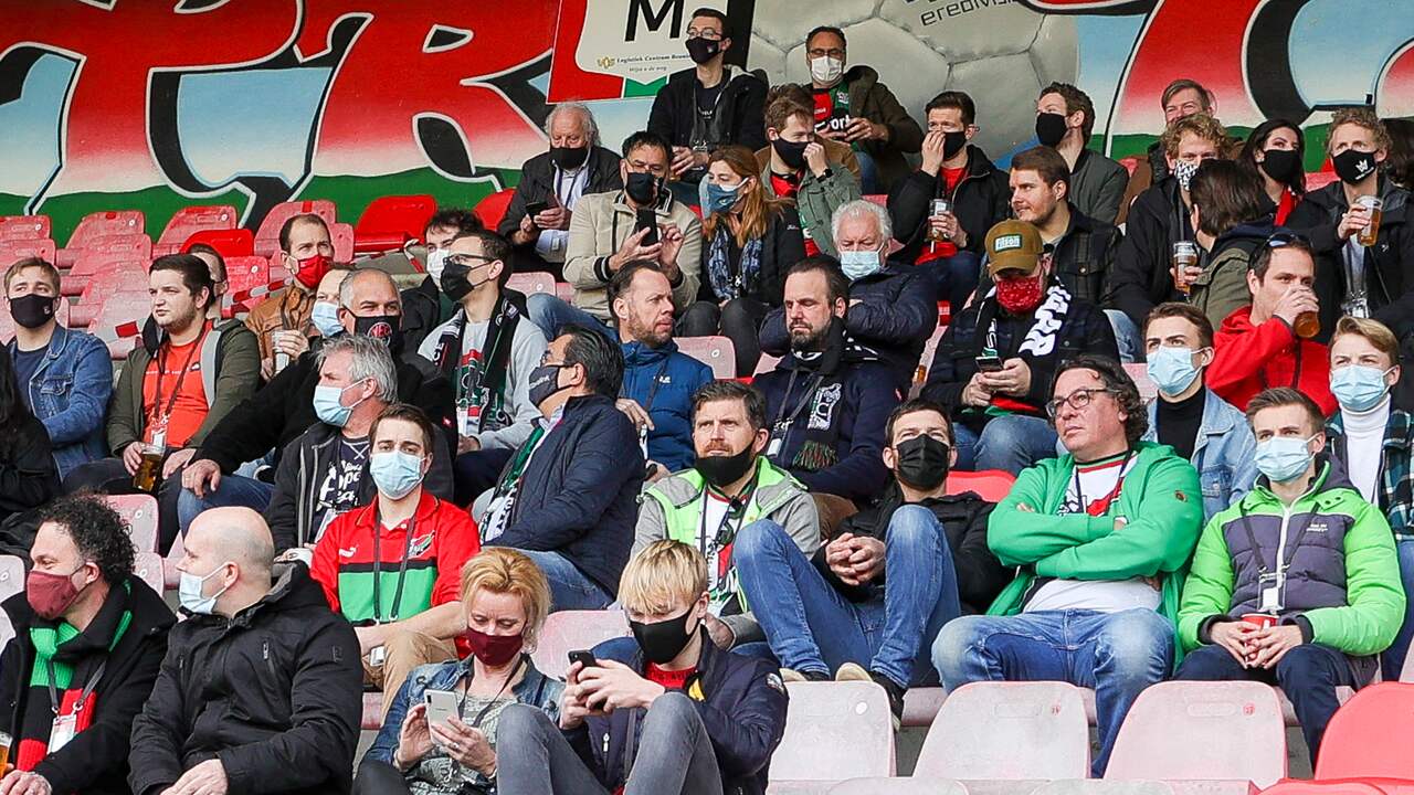 De fans dienden zich zo normaal mogelijk te gedragen, zoals ze voor de corona-uitbraak gewend waren. Er waren vijftienhonderd kaarten beschikbaar, maar slechts 1.150 mensen wilden deelnemen aan het testevenement.