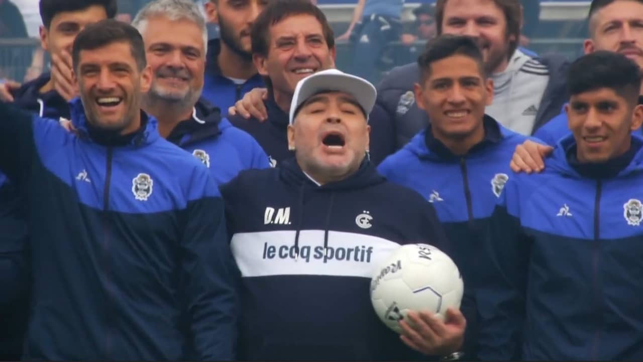 Maradona onder luid gejuich gepresenteerd als coach van Gimnasia