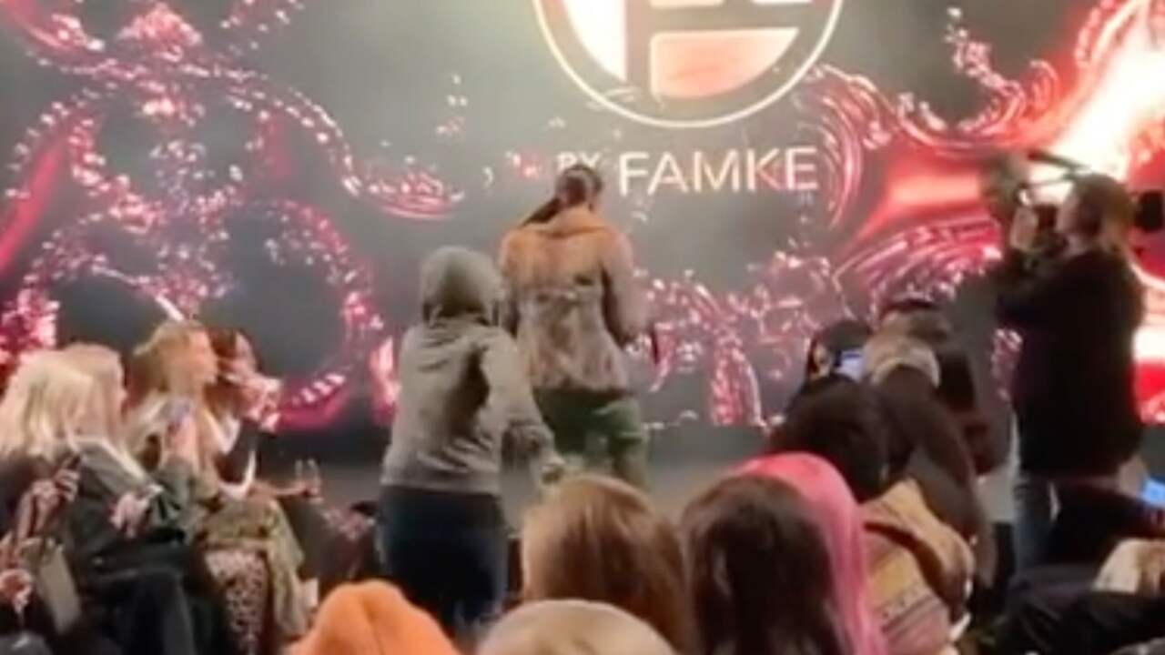 Famke Louise lijkt door toeschouwer te worden belaagd tijdens 'modeshow'