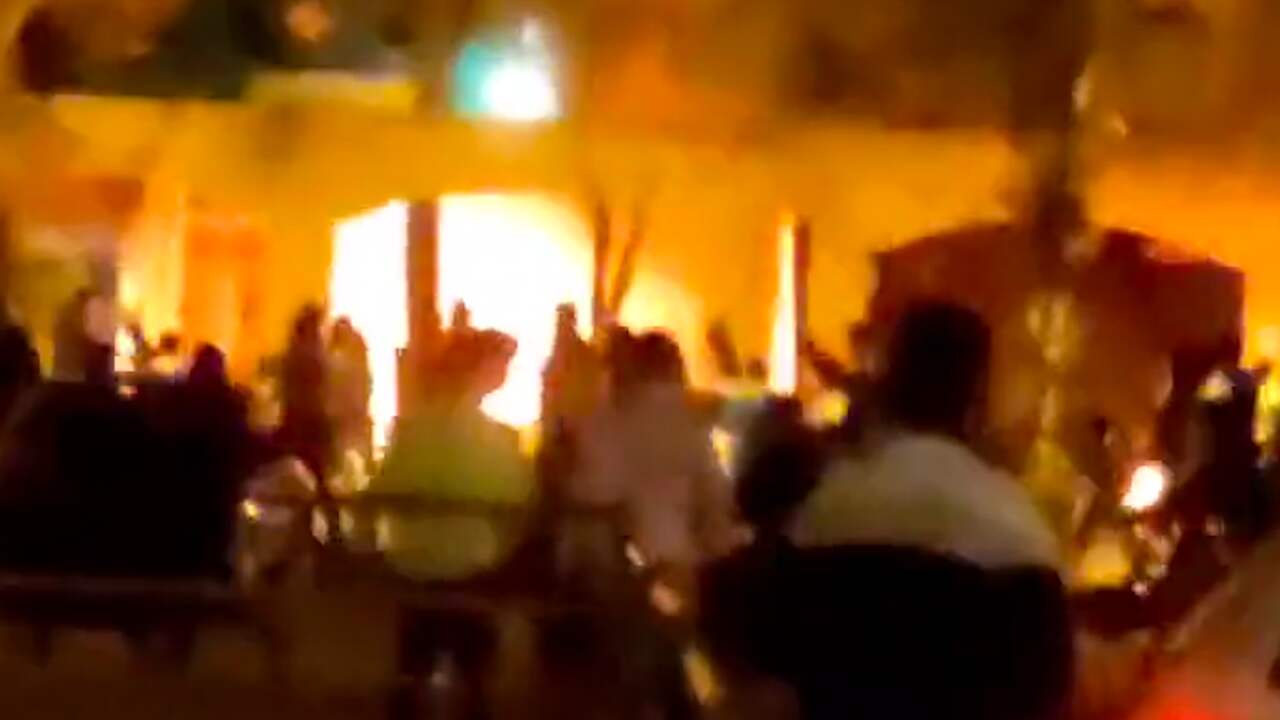 Beeld uit video: Iraanse demonstranten steken geboortehuis oud-ayatollah in brand