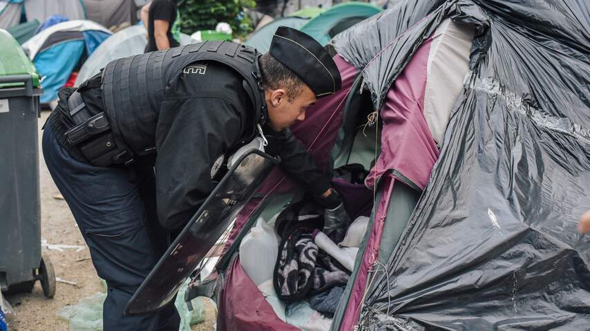 Politie Parijs ruimt laatste twee grote migrantenkampen op