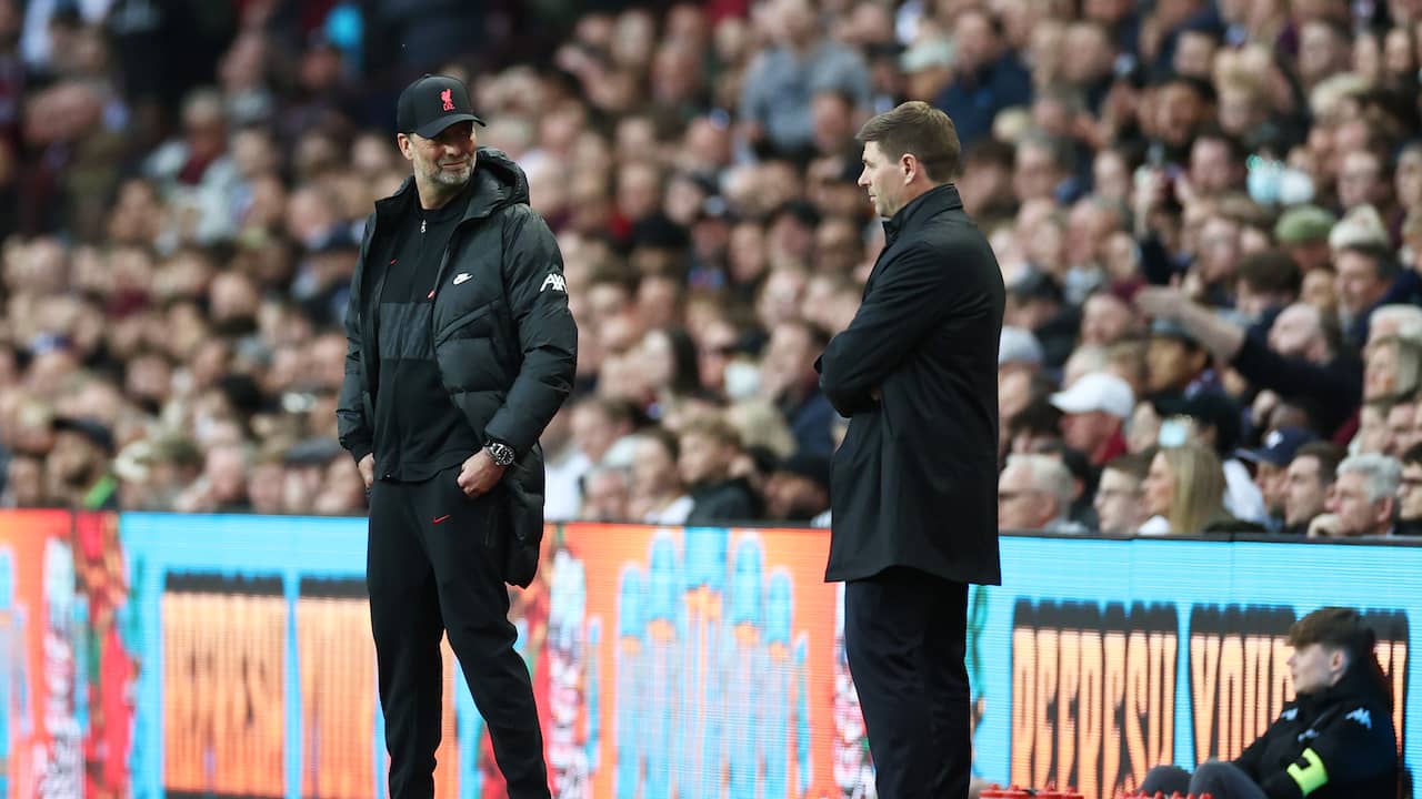 Jürgen Klopp (left) hopes for help from Steven Gerrard (right) on Sunday.