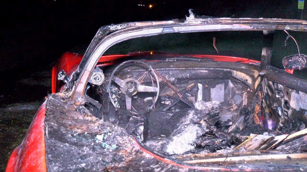 Video | Veertig jaar oude Corvette uitgebrand in Kortgene