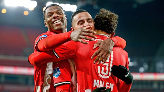 Vreugde bij PSV na de 0-3 van Donyell Malen.