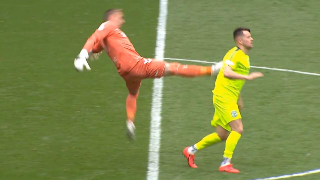Rangers-keeper krijgt rood voor karatetrap in rug tegenstander