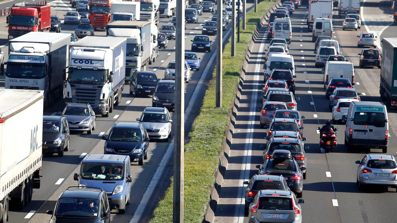 wenselijk elf schaduw Verkeersoverlast rond Brussel door ongeluk | Buitenland | NU.nl