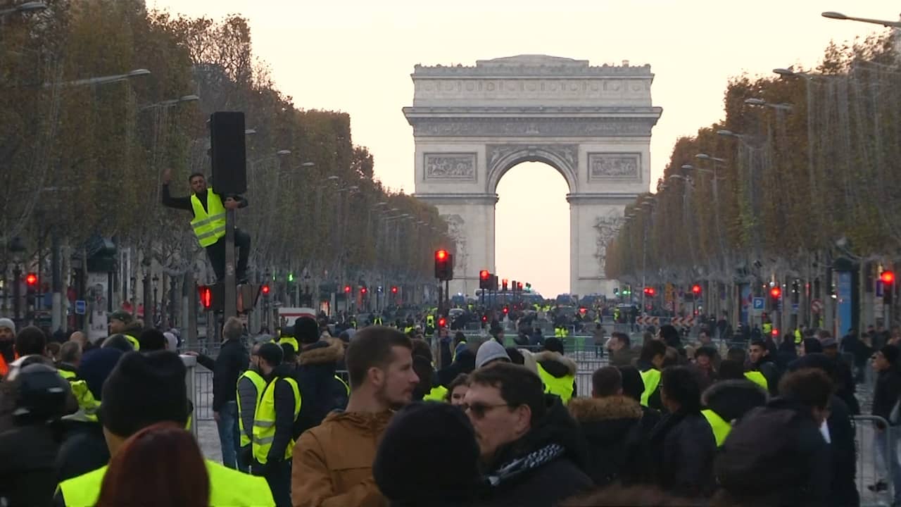 Beeld uit video: Politie verjaagt Franse demonstranten met traangas in Parijs