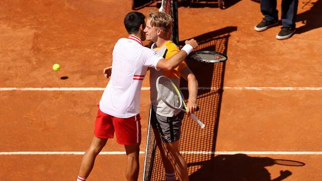 Een omhelzing tussen Novak Djokovic en Alejandro Davidovich Fokina na afloop van de wedstrijd.