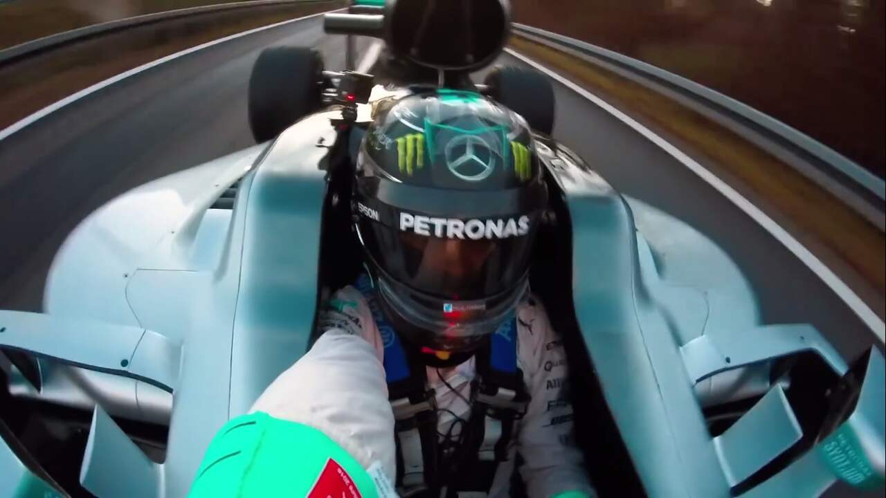 Beeld uit video: Rosberg maakt selfie tijdens allerlaatste ronde in zijn Mercedes
