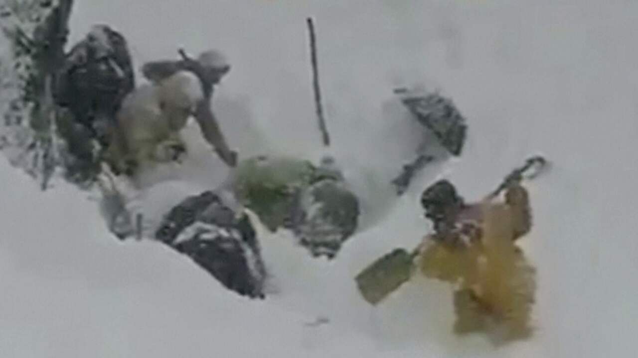 Pakistanen zoeken in sneeuw naar slachtoffers lawine