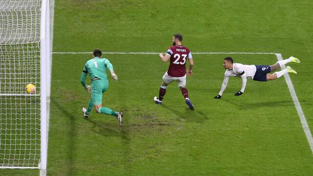 Erik Pieters (23) kan de 0-1 van Gabriel Jesus niet voorkomen.