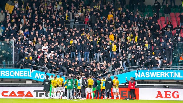 Het tribunedeel stortte in toen Vitesse-spelers hun fans bedankten.