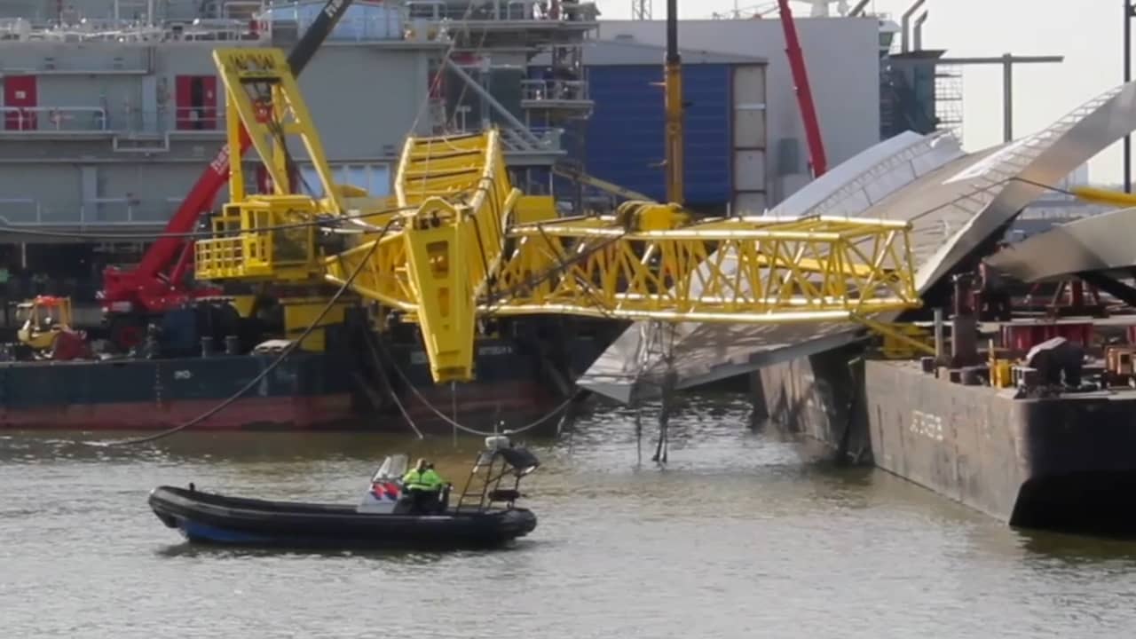 Beeld uit video: Omgevallen kraan hangt boven water in Krimpen aan den IJssel