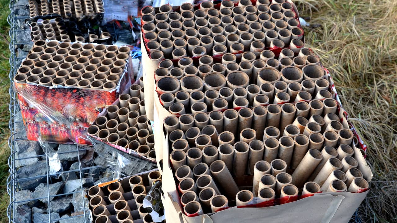 Police intercept 350,000 kilos of illegal fireworks in record capture |  inland