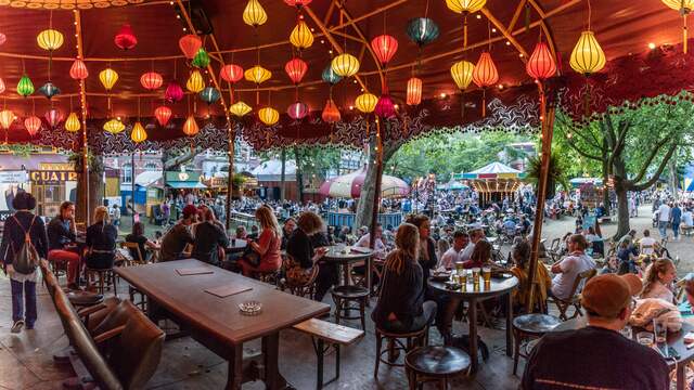 Een van de pop-uprestaurants waar gegeten kan worden. (Foto: Erik van 't Hof)