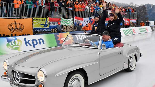 Sven Kramer werd twee jaar geleden nog Europees kampioen in Collalbo. Hier rijdt hij samen met Antoinette de Jong een ereronde.