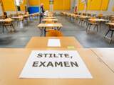 Zondag 10 mei: Directeur van het Lyceum Oudehoven, tijdens de laatste voorbereidingen in de gymzaal voor de examens die aankomende week starten.