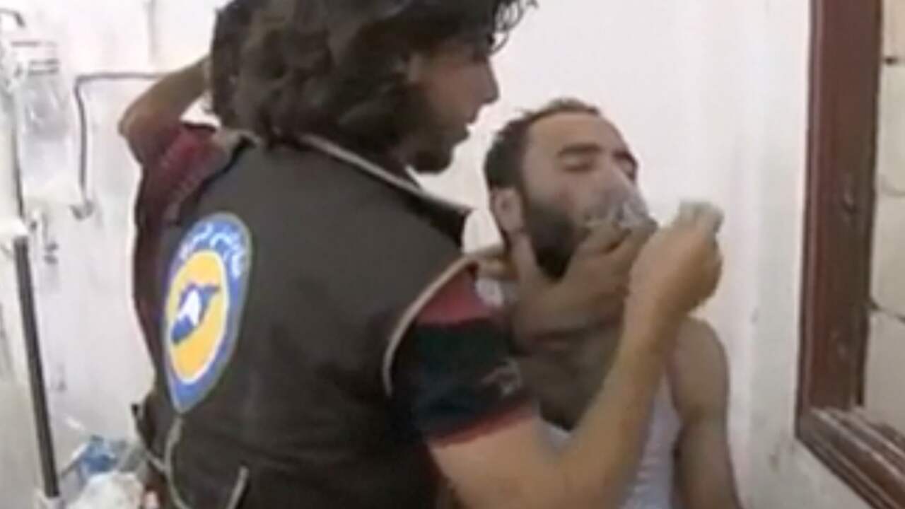 'Vaten met gif boven Syrische plaats gedropt'