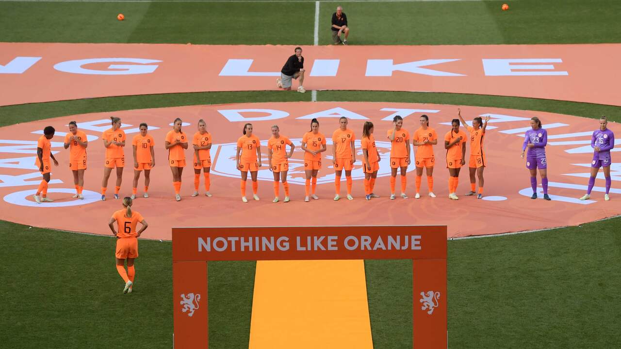 Na de wedstrijd werden de spelers van Oranje een voor een naar voren geroepen.
