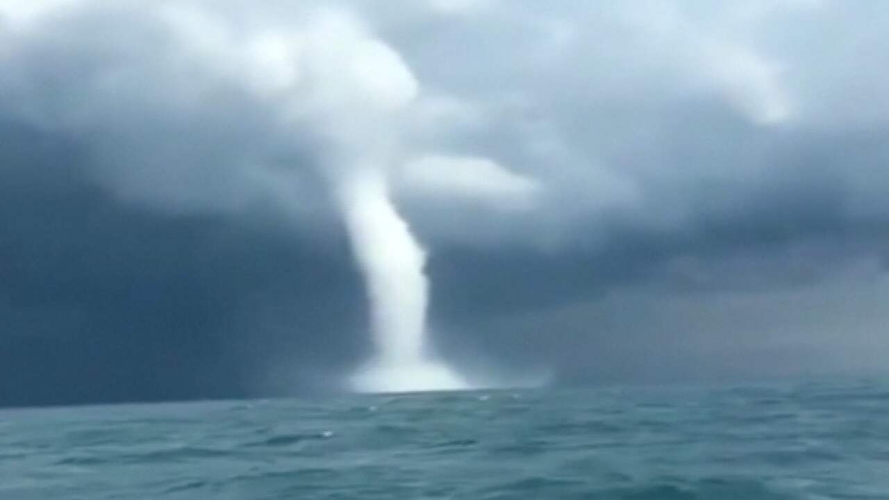 vissers filmen grote waterhoos boven zwarte zee nu het laatste
