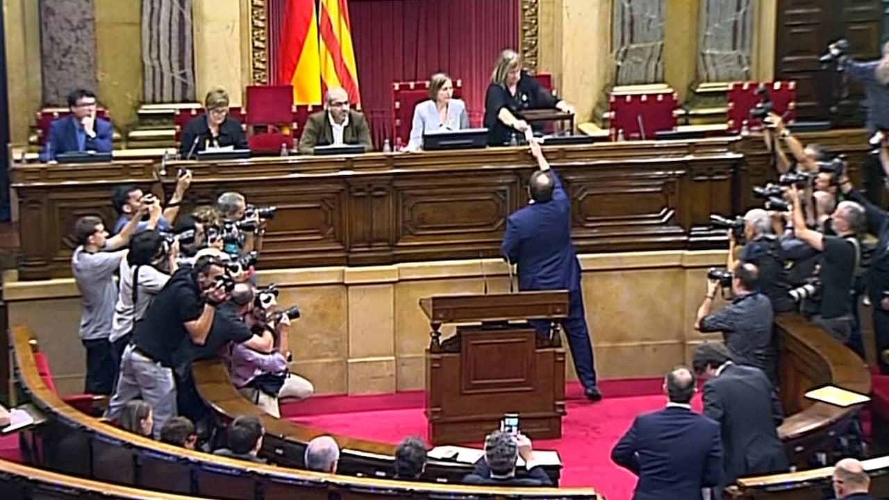 Beeld uit video: Catalaans parlement roept onafhankelijkheid van regio uit 