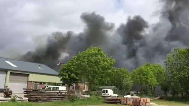 Enorme rookontwikkeling bij brand in ’t Zand