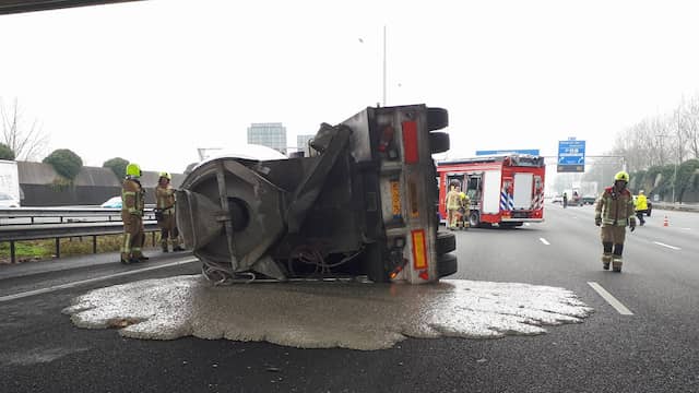 Overlast door gekantelde betonwagen op A16. Overlast door gekantelde betonwagen op A16.