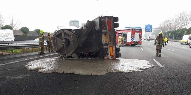 Hoofdrijbaan A16 Afgesloten Door Gekantelde Betonwagen Nu Het Laatste Nieuws Het Eerst Op Nu Nl Hoofdrijbaan A16 Afgesloten Door Gekantelde Betonwagen Nu Het Laatste Nieuws Het Eerst Op Nu Nl