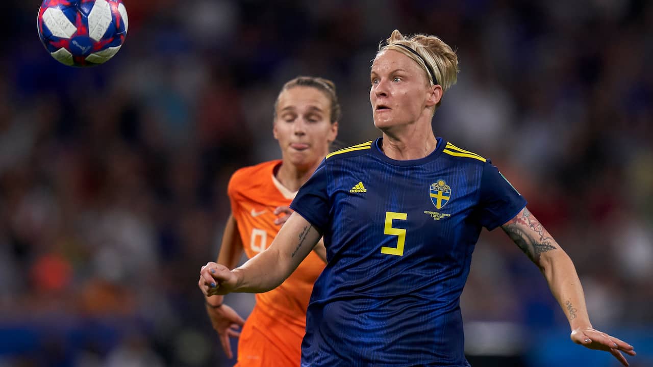 Stella del calcio svedese: ha dovuto mostrare i suoi genitali ai Mondiali 2011 |  Calcio