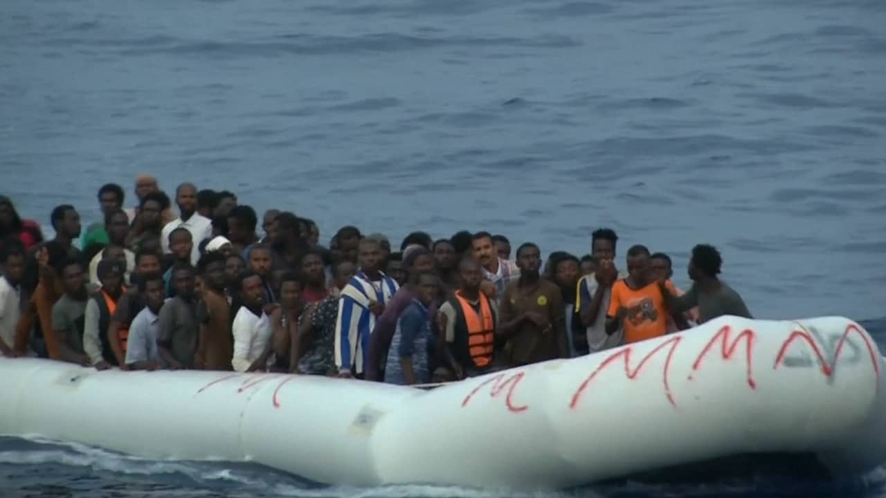 Beeld uit video: 800 migranten gered van boten op weg naar Italië