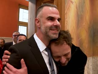 Eerste homokoppel trouwt in Atheens stadhuis: 'Droom komt uit'