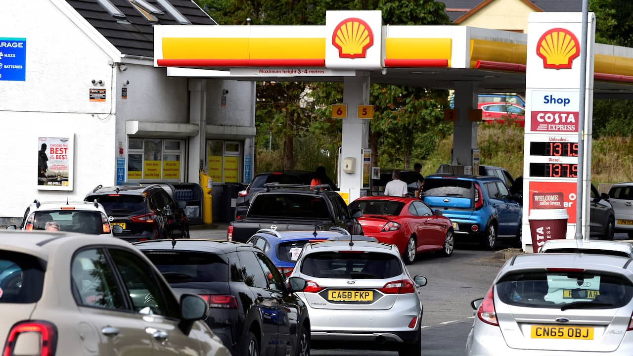 Closed gas stations cause Britons to stockpile |  NOW