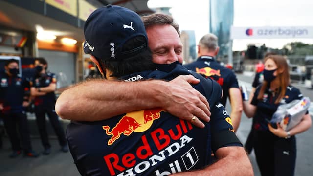 Christian Horner feliciteert Sergio Pérez met zijn zege.