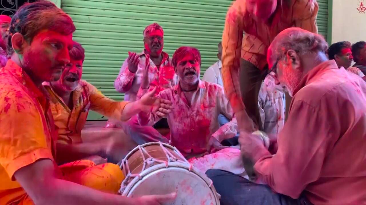Beeld uit video: Ondanks oproep vieren Indiërs massaal samen het Holi-feest