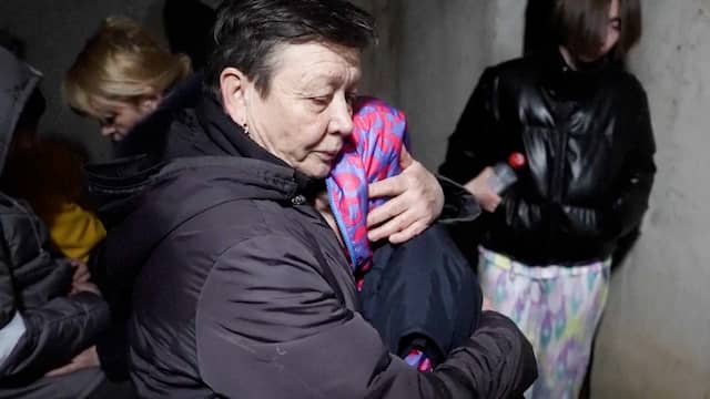 Angstige Oekraïners schuilen in kelder tijdens Russische aanval