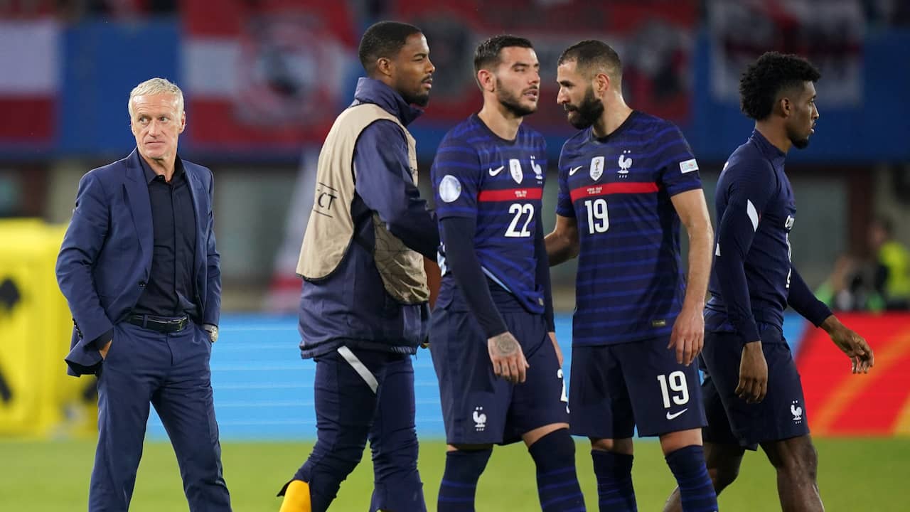 Didier Deschamps et ses joueurs après le match nul 1-1 face à l'Autriche.