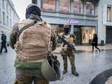 Op veel drukke punten in Brussel zijn meer politie en militairen aanwezig. Mensen wordt aangeraden drukke gebieden te mijden.