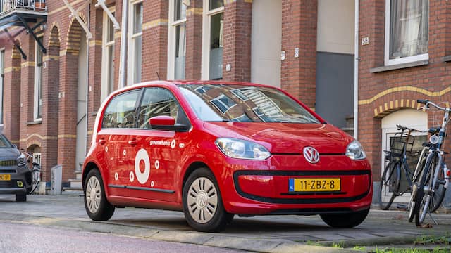 De rode Greenwheels-auto is een bekende verschijning in Nederland.
