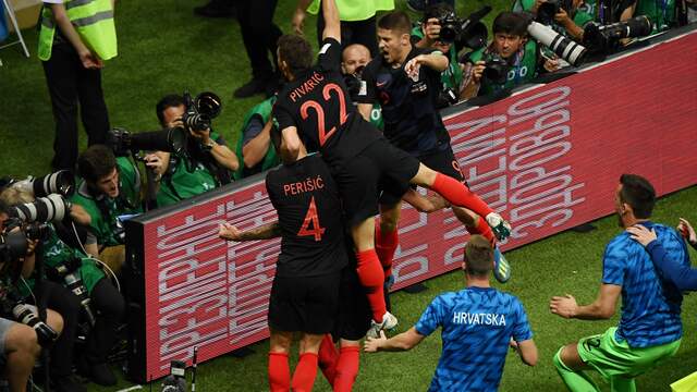 Mandzukić wordt besprongen door dolblije Kroaten na zijn treffer in blessuretijd tegen Engeland (2-1)
