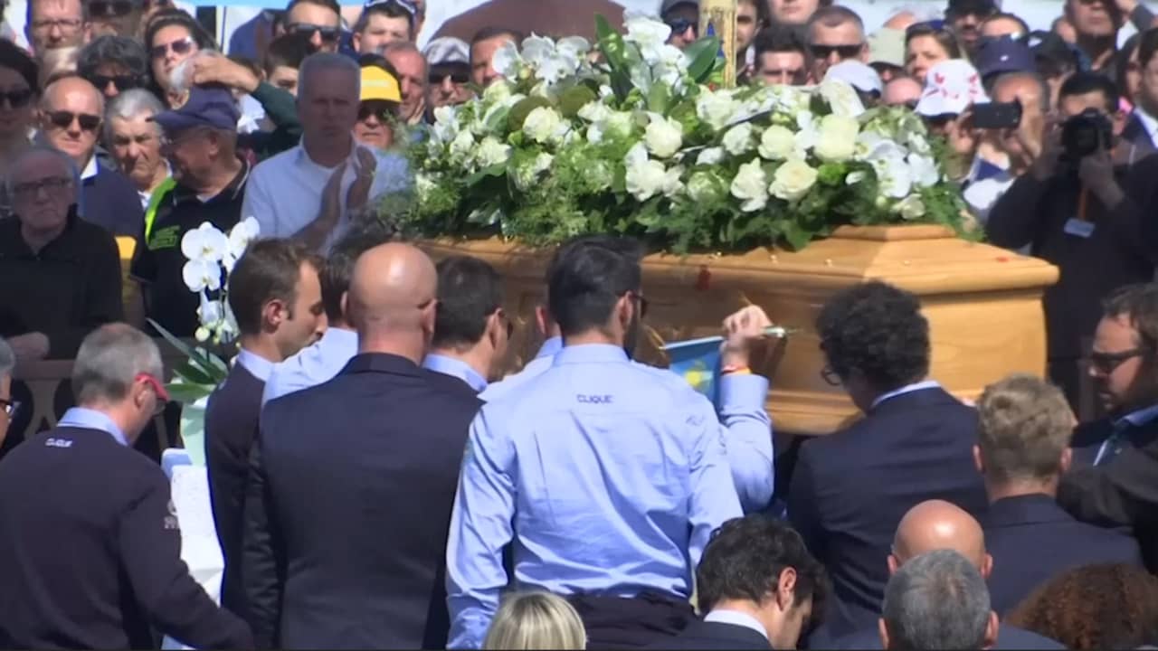 Beeld uit video: Duizenden mensen aanwezig bij begrafenis Scarponi in Filottrano