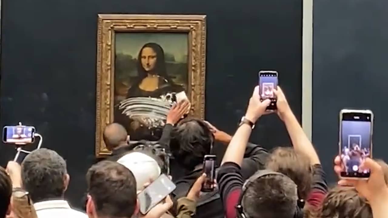 Beeld uit video: Bezoeker Louvre valt Mona Lisa aan met taart