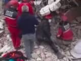 Turks reddingsteam wordt verrast door vallend puin