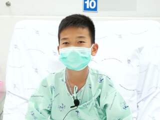 Thaise voetballers bedanken hulpteam vanuit ziekenhuis