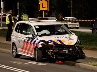Brokstukken op de weg na crash met politieauto in Hilversum